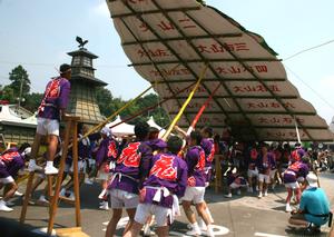 大山をあげる若衆