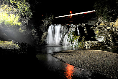 「滝ライトアップ1」の画像
