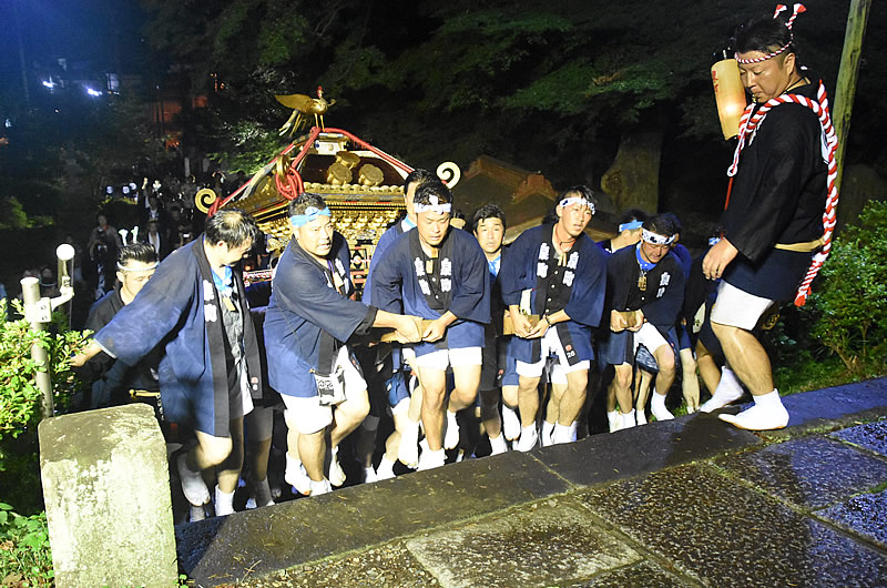 還御で八雲神社にみこしを戻す泉町若衆