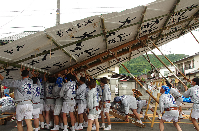 10メートルもの大山を人力で上げる若衆