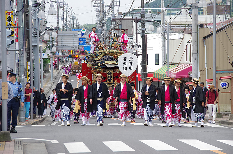 街を練り歩く（平成28年）