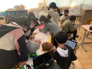 江川小のぼり旗制作の様子1