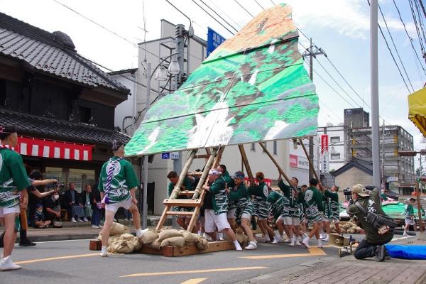 山あげ祭　山をあげる様子