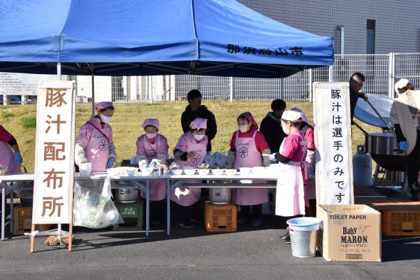 会場（豚汁配布）