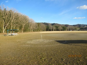 烏山野球場西側
