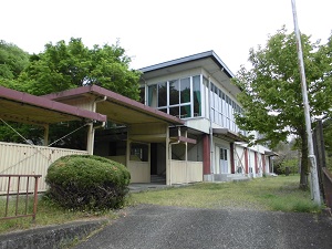境小学校体育館外観