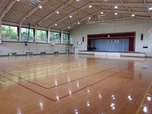 境小学校体育館アリーナ