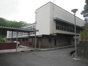 烏山中学校体育館外観