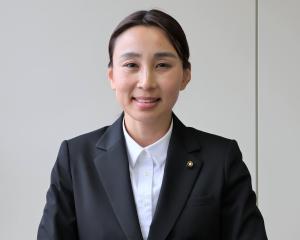 01_佐藤利奈議員（R8.5.1～）